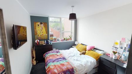 4 bedroom flat to rent - Photo 2