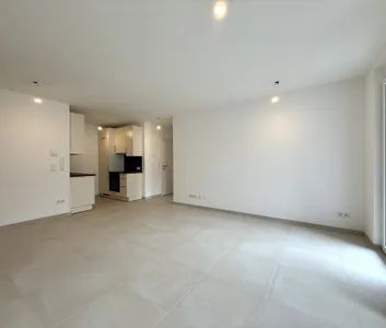 BEZUGSFERTIG: Neubau-Erstbezug mit Freifläche und Küche! - Photo 1