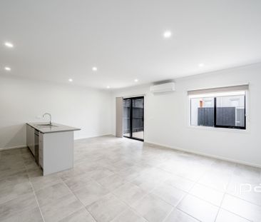 Modern Open-Plan Living in a Prime Sunbury Location - Photo 2