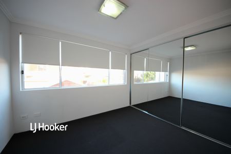 Light filled & Spacious Two Bedroom Apartment ! - Photo 4