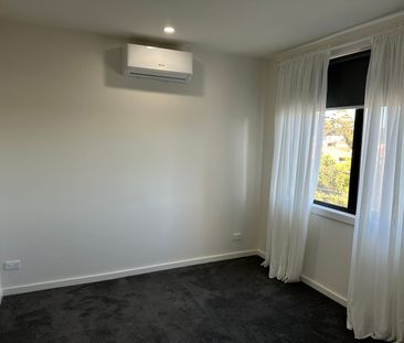 'Stylish Townhouse Living in Pascoe Vale' - For Lease - Photo 4