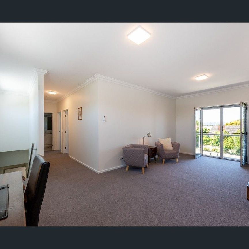 Modern 3 Bedroom - Photo 1