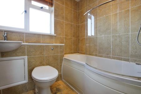 3 bedroom semi-detached house to rent - Photo 3