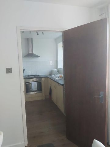 4 bedroom terraced house to rent - Photo 2