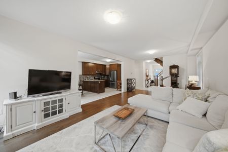 For Lease - 12 Fortis Crescent, Bradford West Gwillimbury, Ontario - Photo 4