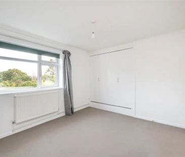 3 bedroom flat in Barnes - Photo 4