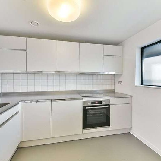 The rental price is based on a 12 month contract with one month free rent applied as credit in the 2nd month of your tenancy. The price without any offer is £2,740.00 PCM. - Photo 1