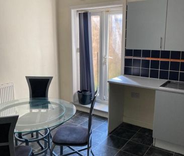 3 bedroom end of terrace house to rent - Photo 3