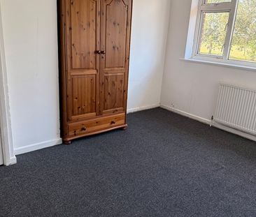 3 Bed Terraced House, St Olams Close, LU3 - Photo 4