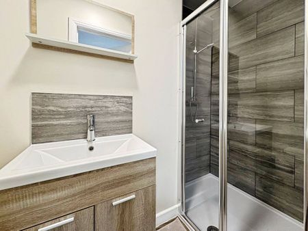 Fairview Avenue, Woking, Surrey, GU22 7NU - Photo 3