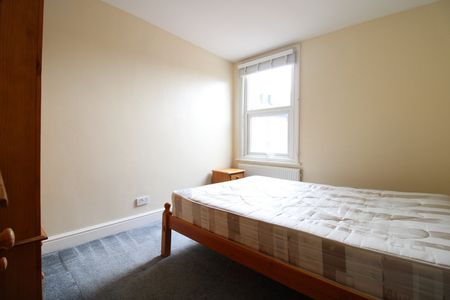 3 Bed Flat, Kellino Street, SW17 - Photo 3