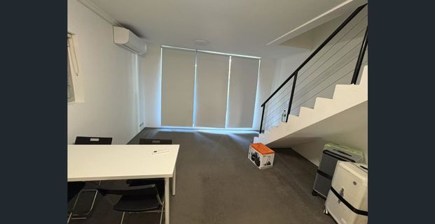 🏡【Bright North-Facing Split-Level Apartment | Prime Waterloo Location | Near USYD / UNSW / UTS】! Available From 01/12/2025 To 05/02/2026. - Photo 1