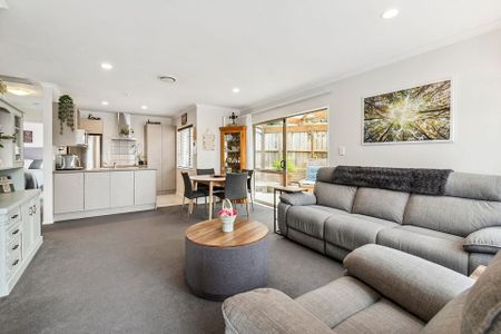 Charming 2BR Home with Garden - Photo 3