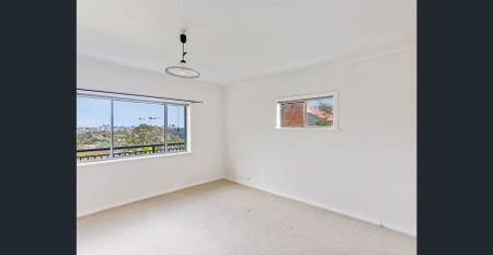 Spacious Apartment with Panoramic Views - Photo 5