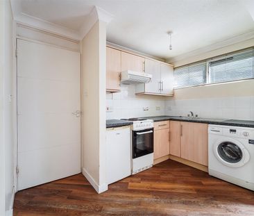 To Let 0 Bed Studio - Photo 4