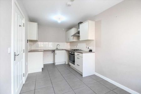 4 bedroom semi-detached house to rent - Photo 3