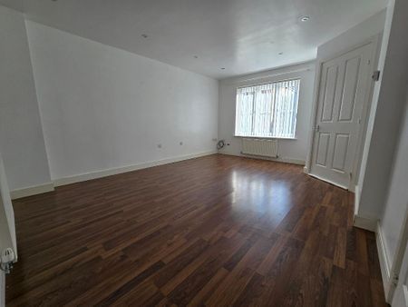 3 bedroom end of terrace house to rent - Photo 2