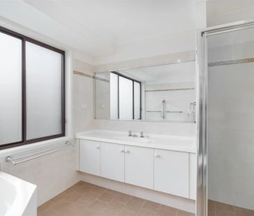 Family Comfort and Easy Living in a Quiet Moss Vale Setting - Photo 2