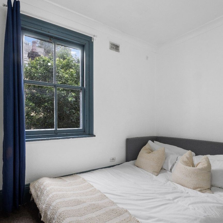 Redfern - Photo 1