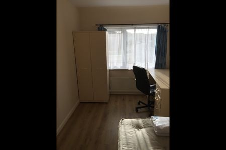 4 Bed Terraced House, Mitchell Avenue, CV4 - Photo 2