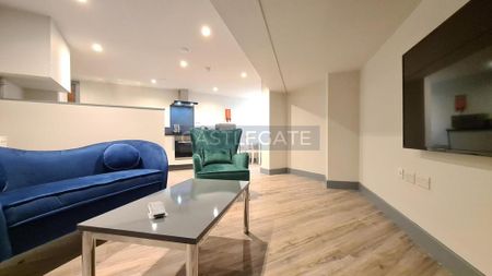 1 bedroom in a flat share to rent - Photo 2