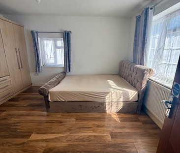 1 bedroom in a house share to rent - Photo 2