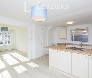 3 bedroom semi-detached house to rent - Photo 6