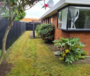 Lovely two bedroom house close to Northlands mall! - Photo 1