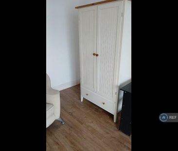 1 bedroom in a flat share to rent - Photo 3