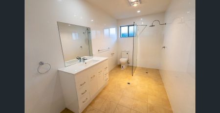 Modern home in a great location - Photo 3