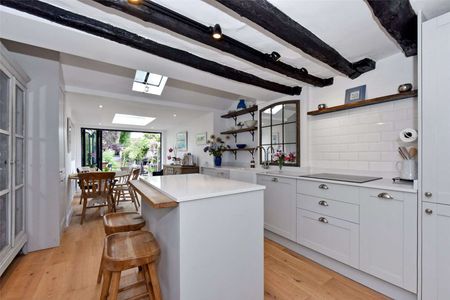 A Grade II period cottage in the heart of Henley close to the River Thames - Photo 2