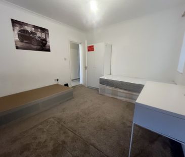 35 Taunton Way, Stanmore - Photo 4