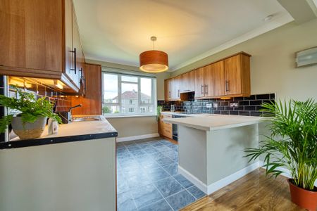 Flat 125, Castle Court, 4 Kings Drive - Photo 2