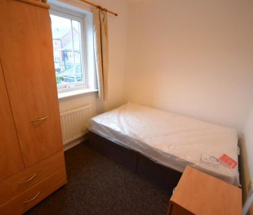 4 bedroom semi-detached house to rent - Photo 3