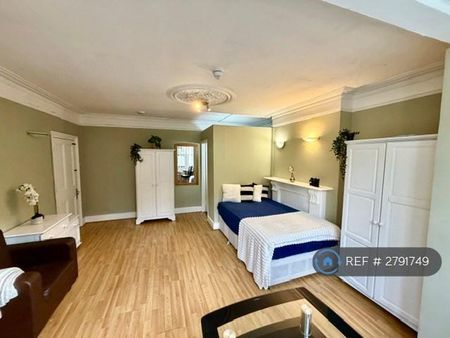 1 bedroom in a house share to rent - Photo 2