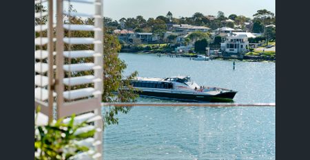 Panoramic water views and plenty of sunshine - Photo 4