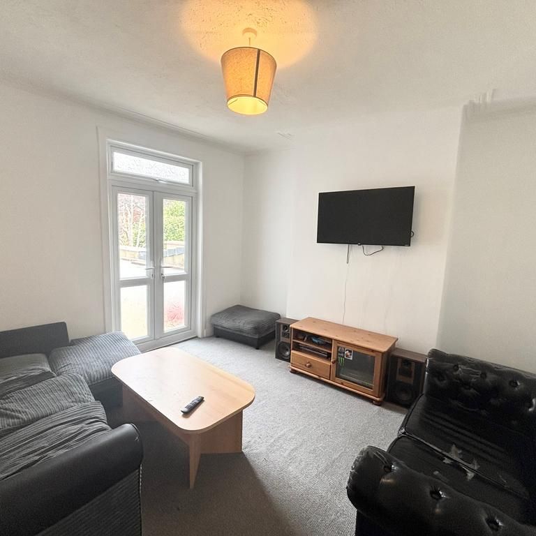 1 bedroom in a house share to rent - Photo 1