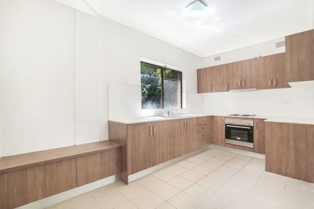 Modern & Spacious Unit - Photo 2