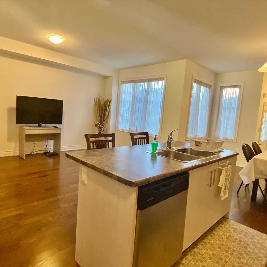 For Lease - 33 Carratuck Street, East Gwillimbury, Ontario - Photo 1