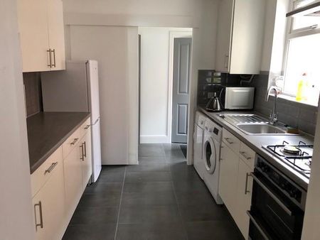 1 bedroom in a house share to rent - Photo 5