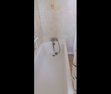 Room in a Shared House, Gantshill, IG2 - Photo 1