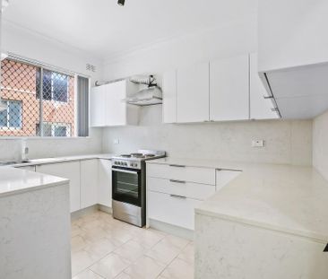 Stylish Ground Floor 2-Bedroom Apartment in Prime Wiley Park Location - Photo 3