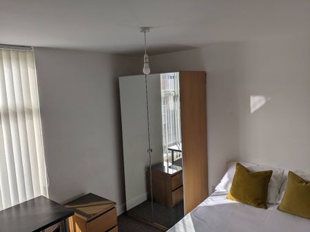 8 Bed Terraced House, Kenmare Road, L15 - Photo 4