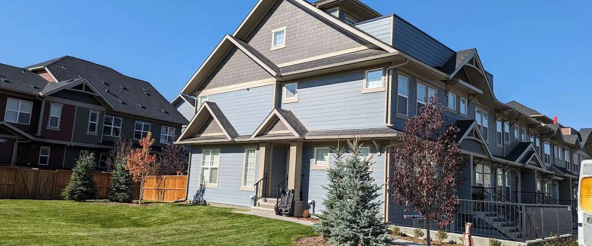 3 bed 2.5 bath end unit townhouse with rooftop patio and backyard — 3 Bedrooms+ Den Townhouse - Photo 1