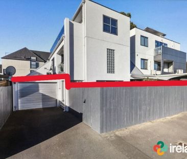 Charming Two-Bedroom Apartment for Rent in Merivale - Photo 3