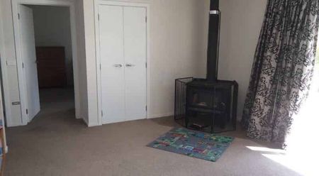 Elevated Two-bed home with beautiful views to Rent - Photo 5