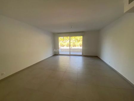 Location Appartement 2 pièces 55 m2 à Saint-Raphaël - Photo 2