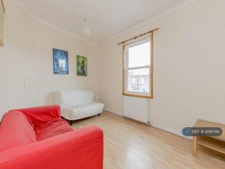 4 bedroom flat to rent - Photo 4