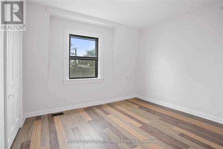 289 BLACKTHORN AVENUE - Photo 2