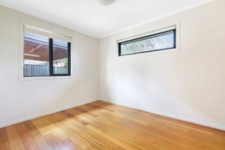 Great Location – Stylish Townhouse Living - Photo 2